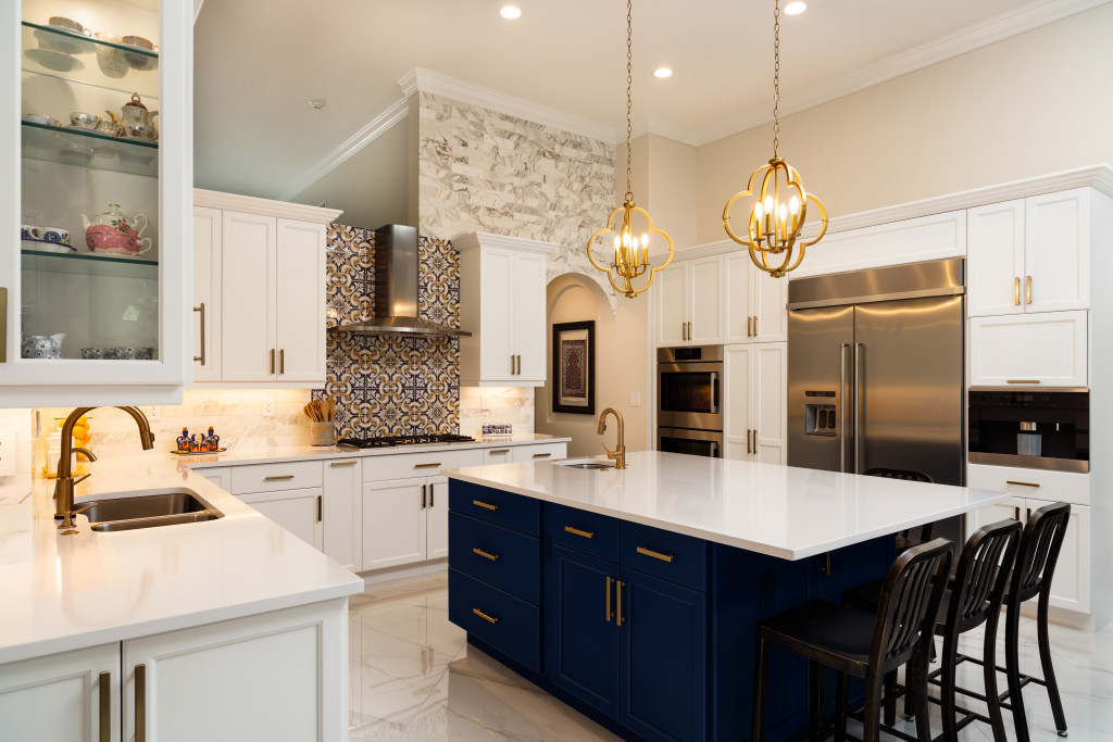 Kitchen with many cabinets for storage